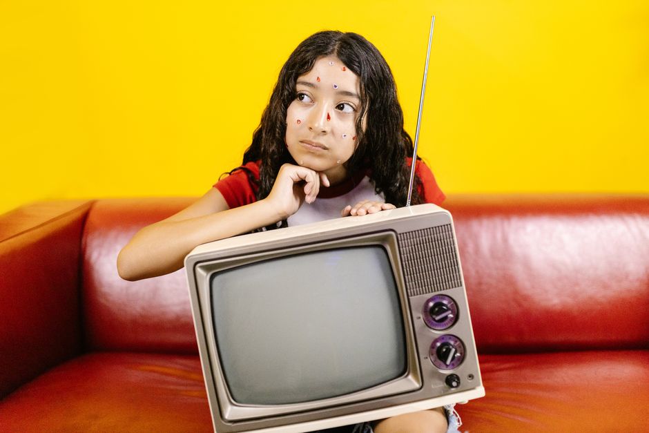 Why Do Sitcoms Use Laugh Tracks to Influence Viewers