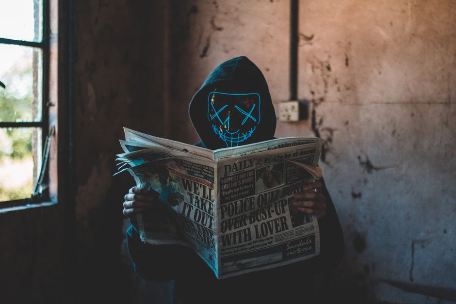 7 Bizarre Facts About People Who Can Read Upside Down